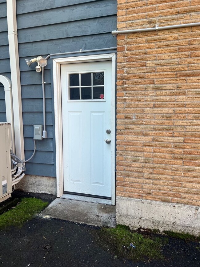 Building Photo - Serene, private setting in the Seahurst neighborhood