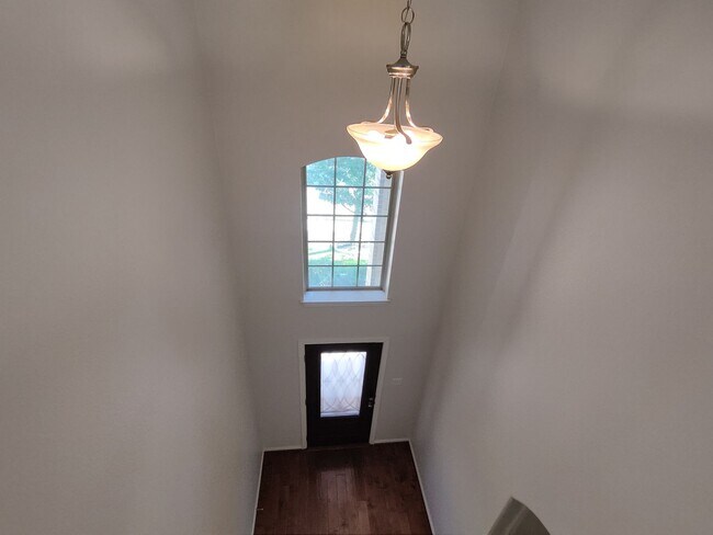 Building Photo - Gorgeous two story house (4BD/3BA) with a ...