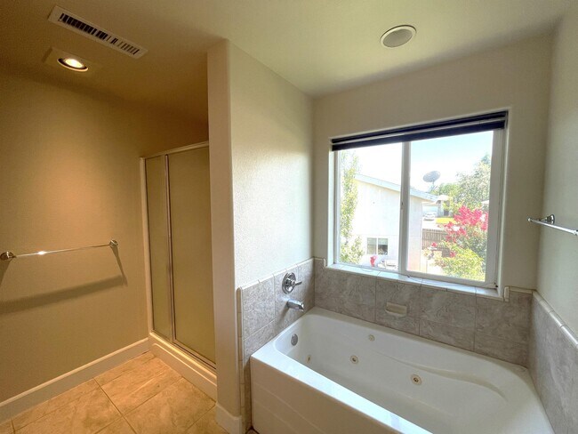 Building Photo - 1 La Casa Ct