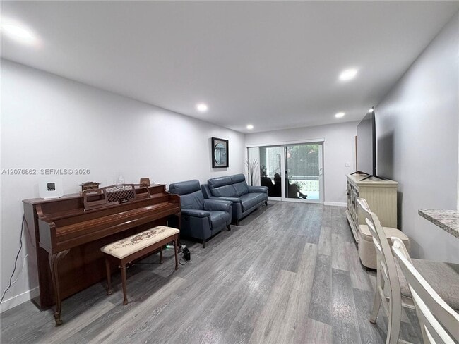 Building Photo - 9731 Fontainebleau Blvd