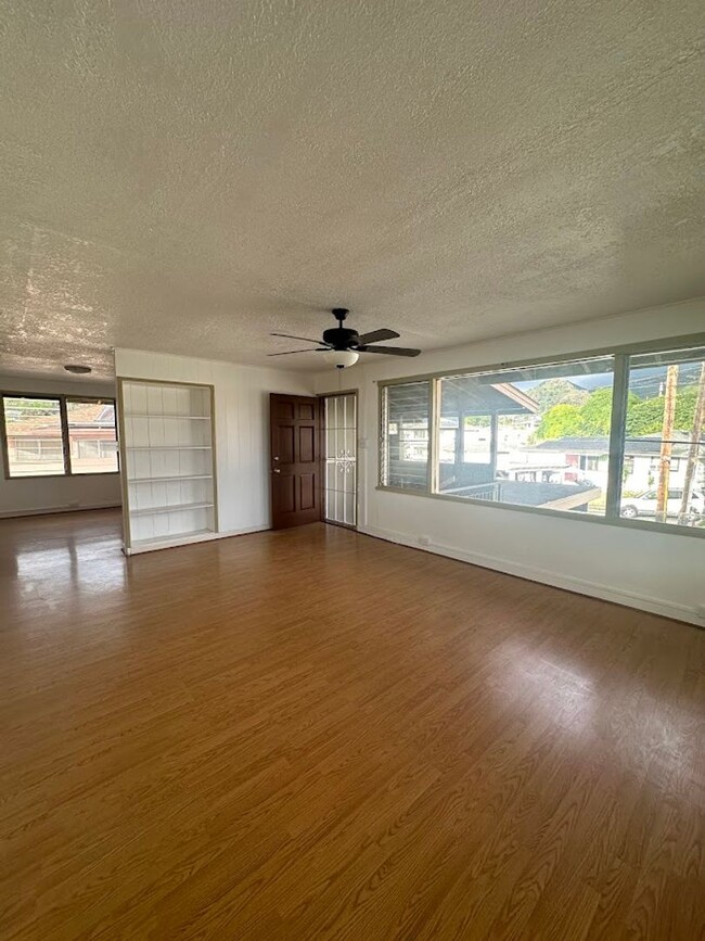 Building Photo - KALIHI UKA House 6 bedrooms, 2 full bath a...