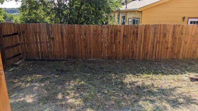 Building Photo - 5 BED/2 BATH RANCH HOME W/FINISHED BASEMEN...