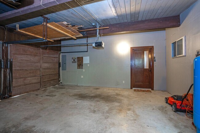 Building Photo - 3-Bed Waterfront Home in Vaughn