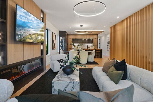 Building Photo - Skyview Townhome: Luxury Living in Lake Oswego's Premier First Addition Neighborhood