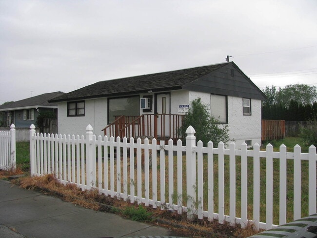 Building Photo - House for Rent