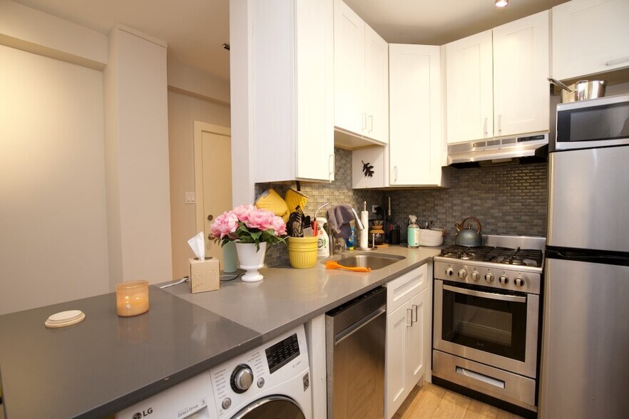 Building Photo - 511 W Belmont Ave