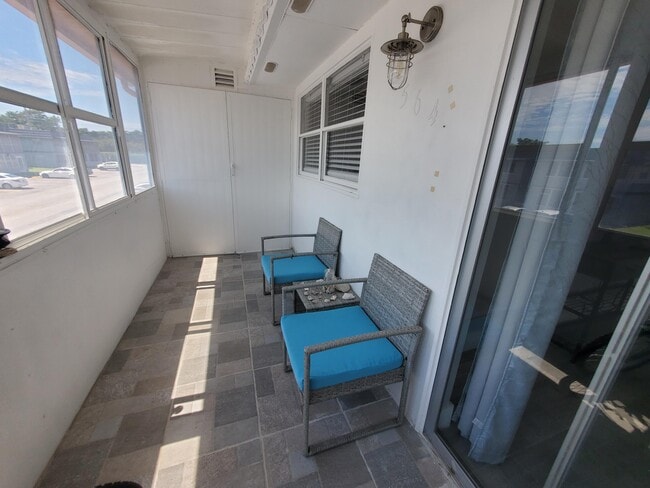Building Photo - 564 Saxony Dr