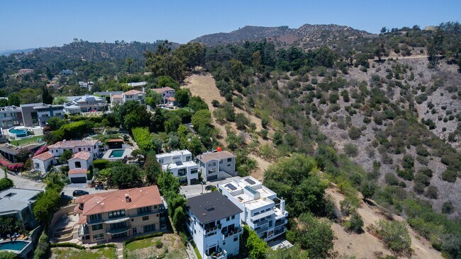 Building Photo - COMING SOON 4-bedroom, 4 bath unit in the desirable Los Feliz