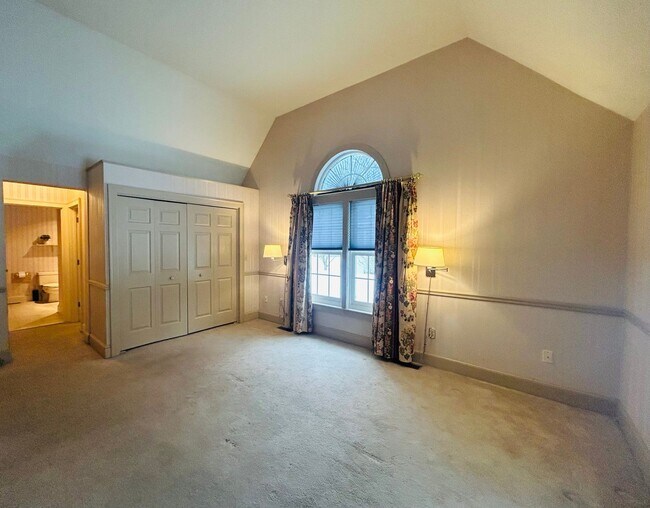 Building Photo - Beautiful 4 Bed/2.5 Bath Condo Available Now in Portsmouth NH |