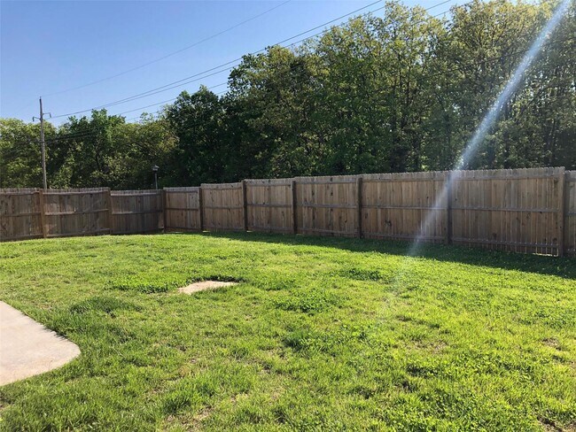 Building Photo - 114 Prairie Bluffs Dr