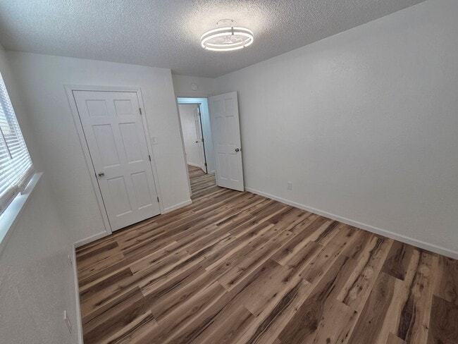 Building Photo - Beautifully Remodeled 3 Bed/2 Bath Apartment