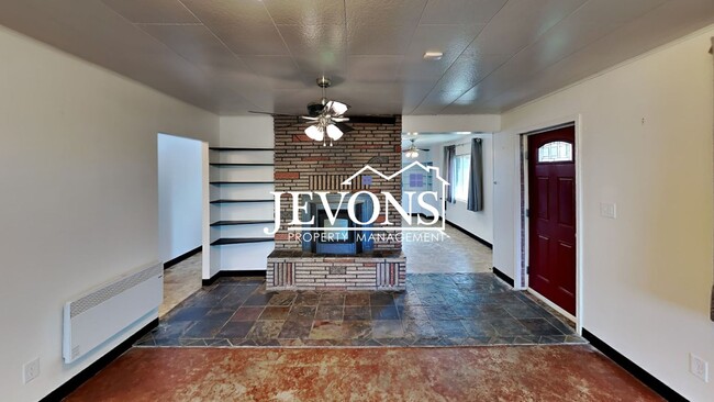 Building Photo - Inviting 2-bedroom with a fully fenced lar...