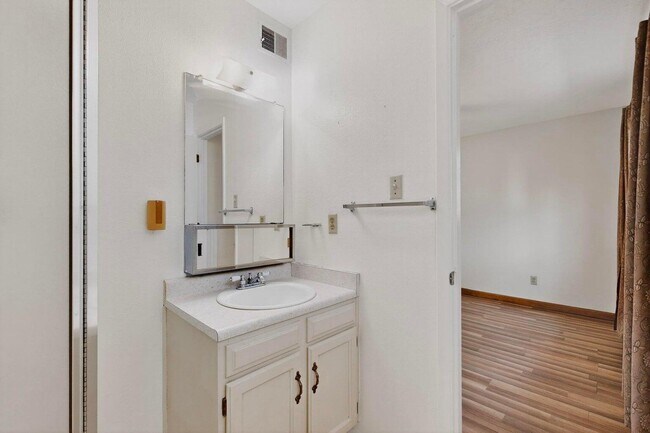 Building Photo - 2702 Avenida Del Sol