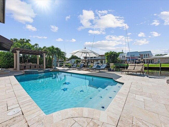 Building Photo - 3030 NE 45th St