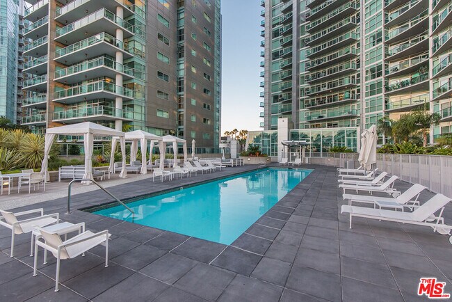 Building Photo - 13600 Marina Pointe Dr