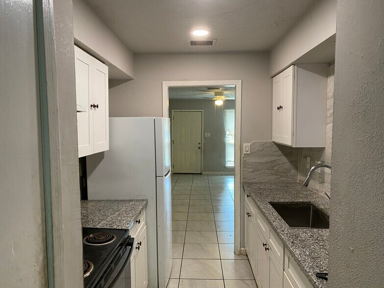 Building Photo - 8019 Beech Cove Ln