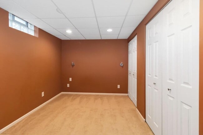 Building Photo - 5825 Crescent Ridge Dr