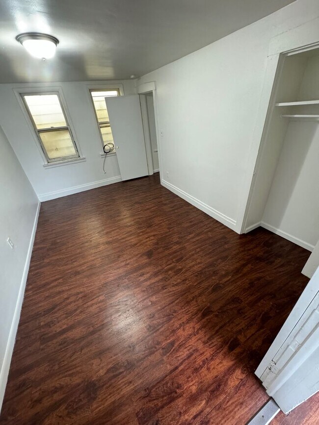 Building Photo - 2605 Walnut St