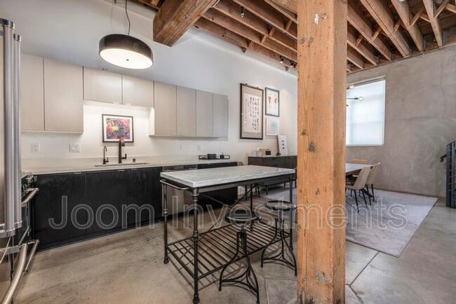 Building Photo - 527 Molino St