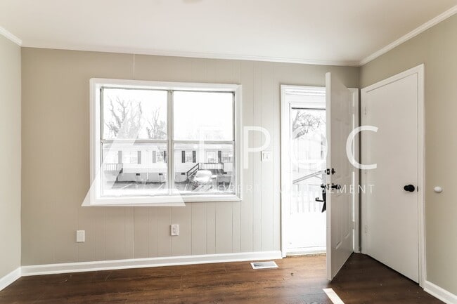 Building Photo - 634 S Elm St