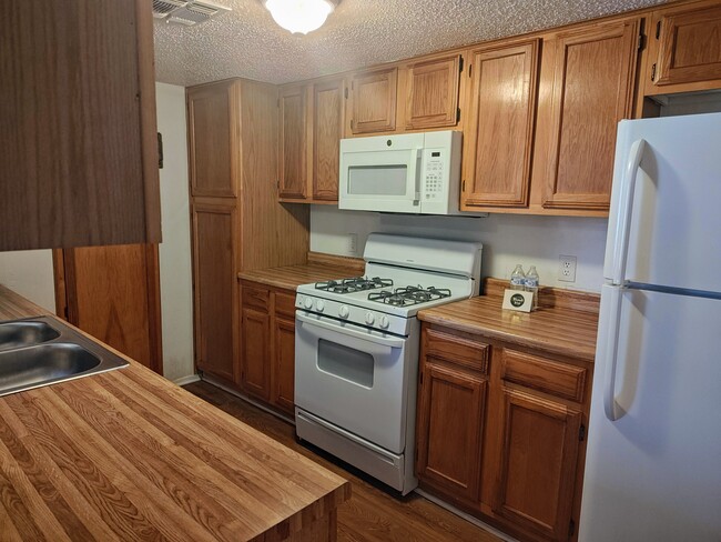Building Photo - 1114 Royal Crest Dr