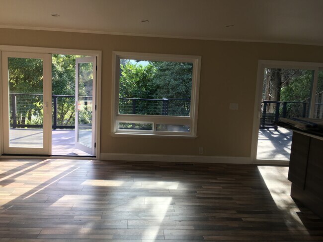 Building Photo - 1011 Big Bend Dr