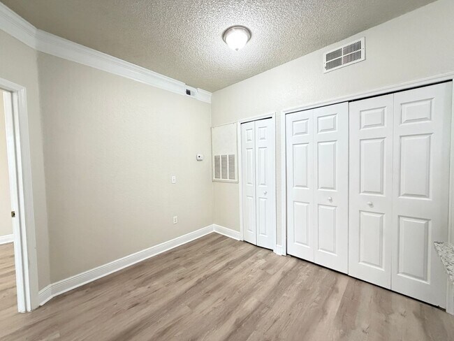 Building Photo - 13015 Plantation Park Cir