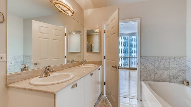 Building Photo - 635 N Dearborn St