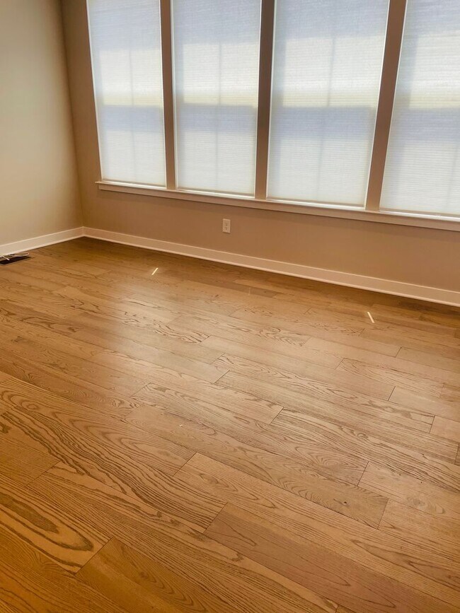 Building Photo - Sophisticated and Spacious 3BR-3.5 Bath To...