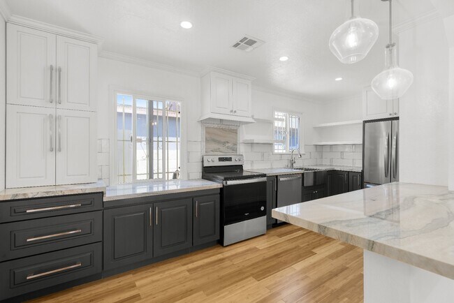 Building Photo - Updated 2BR Duplex in Angeles Mesa – Solar...