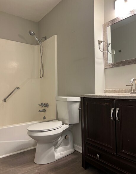 Building Photo - 800 NE Ball Dr