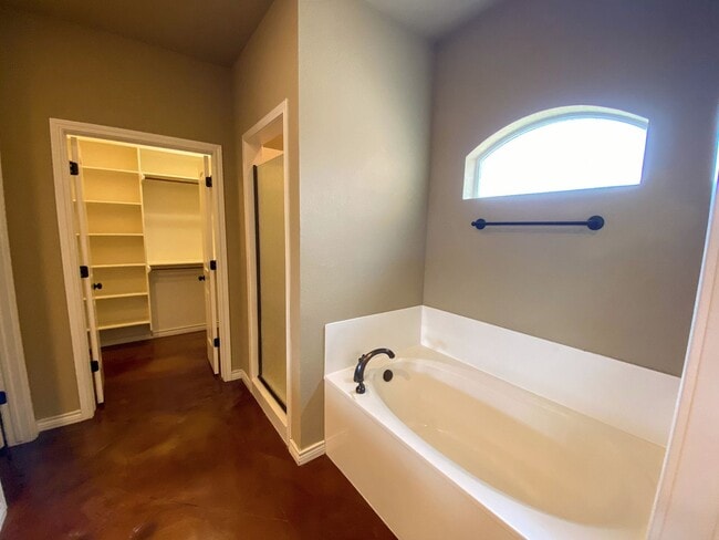 Building Photo - 4  Bedroom Single Famly Home Available Now!