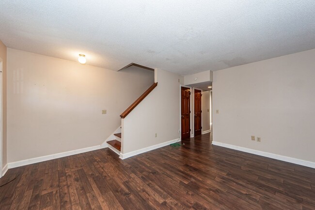 Building Photo - 2 Bedroom 1.5 Bath Townhouse in Creek Poin...