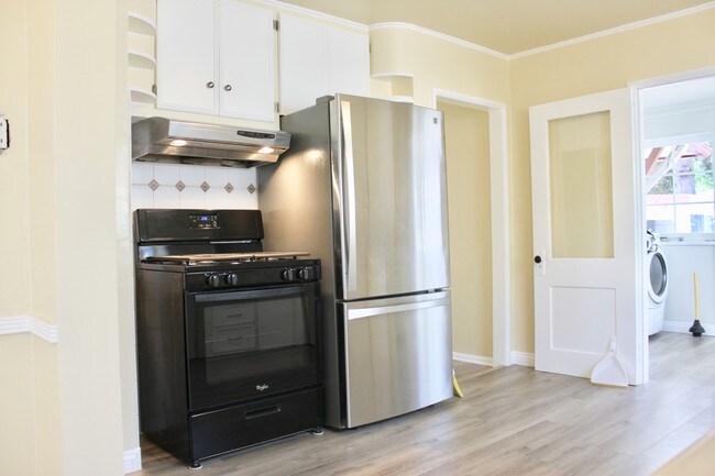 stainless steel appliances - 3549 Schaefer St