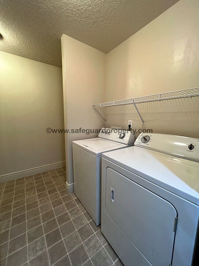 Building Photo - Wonderful 3 Bedroom Condo in Sandy