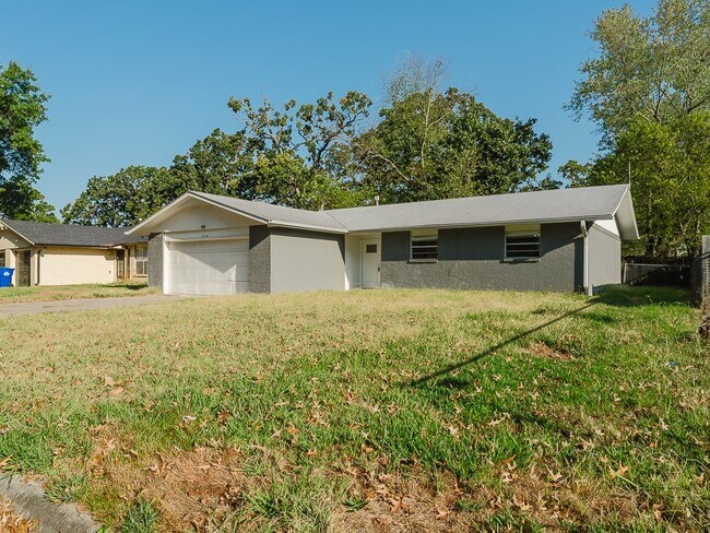 Building Photo - 1319 W Forest Dr