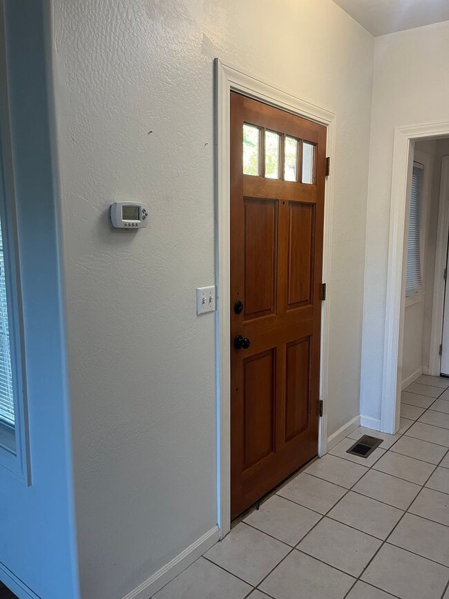 Building Photo - 2 Bedroom 2.5 Bath House