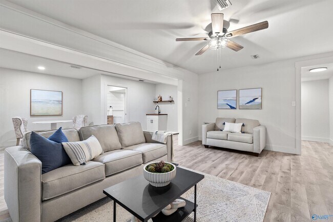 Building Photo - 7916 Valley View Dr SE