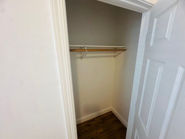 Building Photo - Come View This Perfect 2 Bedroom 1 Bath Located In the Heart of Downtown!!