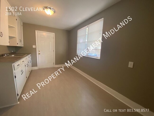 Building Photo - Duplex near Columbia College! Apply Now!