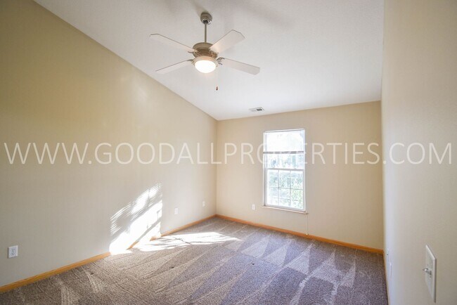 Building Photo - 2 Bedroom, 2 1/2 Bath Townhome in Urbandal...