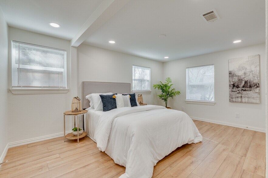 master bedroom - 325 S Wood St