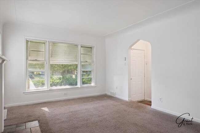 Building Photo - 3 bedroom - 1.5 bath - bungalow - $1250