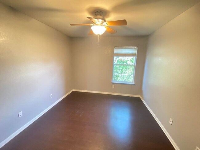 Building Photo - Beautiful 4 bed 2 bath home in White Rock subdivision.