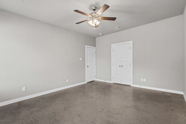 Building Photo - Amazing in Alvarado