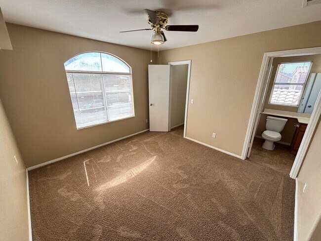 Building Photo - Gorgeous 4Bed/2Bath Home located in Sunris...