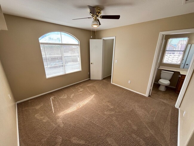 Building Photo - Gorgeous 5Bed/2Bath Home located in Sunris...