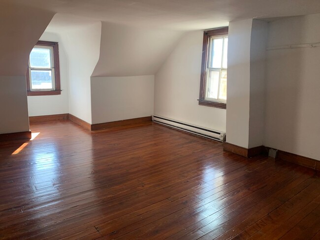 Building Photo - Spacious Duplex with hardwood floors and g...