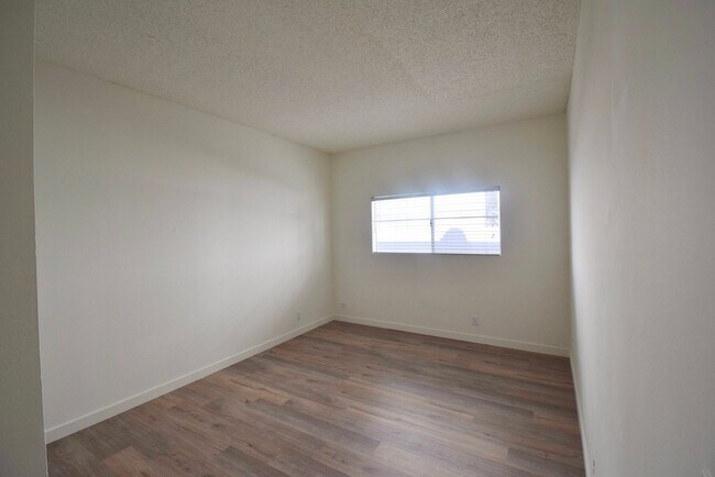 Building Photo - 11315 Moorpark St