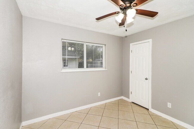 Building Photo - 1303 W Phillips St